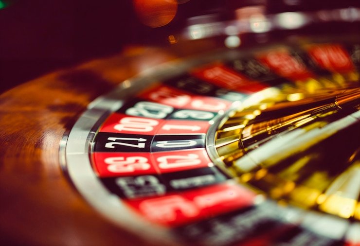 Antarmuka permainan Wild West Gold dengan simbol koboi dan emas di platform macan togel